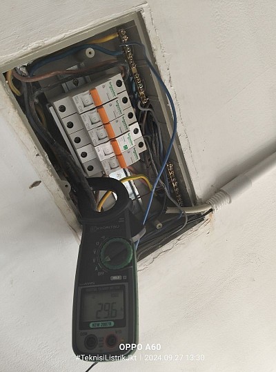 Maintenance instalasi listrik adalah aktivitas pemeliharaan rutin untuk memastikan sistem listrik tetap berfungsi dengan baik, aman, dan efisien. Manfaat dari maintenance instalasi listrik meliputi: 1. Meningkatkan Keamanan Meminimalkan risiko korsleting listrik yang dapat menyebabkan kebakaran. Mendeteksi potensi bahaya seperti kabel terkelupas, sambungan longgar, atau grounding yang tidak berfungsi. 2. Mencegah Kerusakan Peralatan Elektronik Mengurangi risiko lonjakan listrik yang dapat merusak perangkat elektronik seperti komputer, TV, atau peralatan industri. Memastikan stabilitas suplai daya sehingga peralatan bekerja optimal. 3. Menghemat Biaya Mencegah kerusakan besar yang membutuhkan biaya perbaikan tinggi. Mengurangi pemborosan energi akibat kebocoran listrik atau instalasi yang tidak efisien. 4. Menjaga Kelancaran Operasional Dalam lingkungan kerja atau bisnis, maintenance mencegah downtime akibat gangguan listrik, sehingga produktivitas tetap terjaga. Meningkatkan keandalan sistem listrik untuk mendukung operasional. 5. Memperpanjang Usia Instalasi Dengan pemeliharaan rutin, komponen instalasi seperti kabel, saklar, dan panel listrik dapat bertahan lebih lama. Mencegah keausan dini pada sistem. 6. Mematuhi Standar Keselamatan Maintenance memastikan instalasi listrik tetap sesuai dengan peraturan atau standar nasional yang berlaku (misalnya SNI). Menghindari sanksi hukum atau penalti akibat ketidaksesuaian instalasi. 7. Mengurangi Risiko Kebakaran Pemeriksaan rutin dapat mendeteksi sumber panas berlebih atau hubungan arus pendek yang dapat memicu kebakaran. 8. Deteksi Dini Masalah Memungkinkan identifikasi masalah kecil sebelum berkembang menjadi kerusakan besar. Misalnya, menemukan titik sambungan yang lemah atau komponen yang mulai aus. --- Jenis Maintenance Instalasi Listrik 1. Preventive Maintenance Pemeliharaan terjadwal untuk mencegah masalah sebelum terjadi. Contoh: pemeriksaan kondisi kabel, membersihkan panel listrik, dan mengencangkan sambungan. 2. Corrective Maintenance Perbaikan setelah kerusakan terjadi. Contoh: mengganti kabel terkelupas atau komponen yang rusak. 3. Predictive Maintenance Menggunakan teknologi seperti termografi atau sensor untuk memprediksi masalah sebelum terjadi. --- Kesimpulan: Maintenance instalasi listrik adalah langkah penting untuk menjaga keselamatan, efisiensi, dan keandalan sistem listrik. Dengan pemeliharaan rutin, Anda dapat mengurangi risiko kerugian dan memastikan instalasi tetap bekerja optimal dalam jangka panjang.