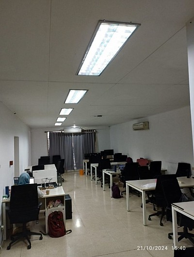 Lampu bohlam yang sering mati dapat disebabkan oleh beberapa faktor, di antaranya: 1. Lonjakan Tegangan (Voltage Spike) Tegangan listrik yang tidak stabil atau terlalu tinggi bisa membuat filamen di dalam bohlam cepat putus. Ini sering terjadi di area dengan pasokan listrik yang tidak stabil. 2. Kualitas Bohlam Rendah Bohlam dengan kualitas rendah atau merek tidak terpercaya cenderung memiliki masa pakai lebih pendek karena bahan dan proses produksinya kurang optimal. 3. Overheating Jika bohlam diletakkan di dalam ruangan yang ventilasinya buruk atau dipasang terlalu rapat, panas tidak bisa keluar dengan baik sehingga memperpendek umur bohlam. 4. Soket Rusak atau Longgar Kontak yang tidak sempurna antara bohlam dan soket bisa menyebabkan arus listrik tidak stabil, sehingga memengaruhi daya tahan bohlam. 5. Penggunaan yang Berlebihan Jika lampu sering dinyalakan dan dimatikan dalam waktu singkat, hal ini dapat menyebabkan keausan lebih cepat pada filamen bohlam. 6. Pemilihan Daya (Watt) yang Tidak Sesuai Bohlam yang memiliki daya lebih besar dari kapasitas maksimal soket atau fitting lampu dapat membuatnya cepat panas dan akhirnya rusak. 7. Lingkungan yang Tidak Ideal Lingkungan yang lembab atau berdebu dapat merusak komponen bohlam, terutama jenis bohlam pijar. Untuk mengurangi risiko lampu bohlam sering mati, Anda dapat: Menggunakan stabilizer untuk menjaga tegangan listrik. Memilih bohlam berkualitas baik dari merek terpercaya. Memastikan ventilasi di sekitar bohlam cukup baik. Memeriksa dan memperbaiki soket yang longgar atau rusak. Memilih jenis bohlam yang sesuai dengan kebutuhan, seperti LED, yang lebih tahan lama dibandingkan bohlam pijar biasa. Semoga bermanfaat. ~ Kang_Dindin ~ #TukangInstalasiListrikJakSel #keselamatanketenagalistrikan