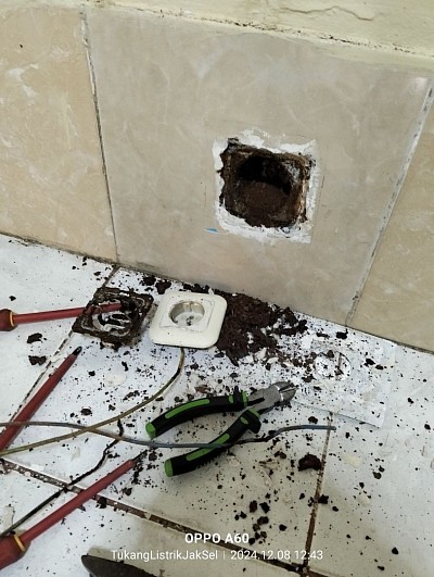 Ada beberapa faktor penyebab Ansleting berdasarkan pengalaman yang sering ditemui di lapangan dari hasil analisa salah satunya adanya kerusakan isolasi penampang kabel yang disebabkan oleh rayap. Berikut mimin sedikit ulas faktornya : Tanah yang dibawa rayap ke dalam kabel atau saluran listrik dapat menyebabkan konsleting karena beberapa alasan berikut : 1.Kelembaban Tanah Tanah memiliki kandungan air yang dapat menghantarkan listrik. Ketika rayap membawa tanah dan meletakkannya di sekitar kabel, tanah tersebut dapat menciptakan jalur konduktif, sehingga terjadi aliran listrik yang tidak semestinya (short circuit). 2.Mineral dalam Tanah. Tanah mengandung mineral seperti garam, logam, dan senyawa lain yang bersifat konduktor. Mineral ini meningkatkan kemampuan tanah untuk menghantarkan arus listrik. 3.Kerusakan Isolasi Kabel. Rayap sering menggigit atau merusak isolasi kabel saat membangun sarang. Ketika isolasi kabel rusak dan tanah kontak langsung dengan konduktor di dalam kabel, risiko konsleting meningkat. 4.Akumulasi Debu dan Kotoran. Tanah yang menumpuk dalam jumlah besar di sekitar kabel dapat mempercepat penumpukan debu dan kotoran lainnya. Campuran ini dapat menciptakan jalur resistansi rendah yang memungkinkan arus bocor, sehingga terjadi konsleting. 5.Kondisi Listrik Jika tegangan tinggi terjadi pada kabel, keberadaan tanah sebagai penghantar bisa menyebabkan panas berlebih. Hal ini dapat menciptakan efek pengapian jika ada percikan arus listrik atau kondisi lingkungan yang mendukung. Cara Mengatasinya : 1.Gunakan kabel dengan isolasi yang lebih kuat dan tahan terhadap serangan rayap. 2.Hindari penyimpanan kabel di tempat yang lembab atau mudah diakses rayap. 3.Rutin periksa jaringan listrik untuk memastikan tidak ada penumpukan tanah atau kerusakan isolasi. 4.Aplikasikan pengendalian rayap di sekitar instalasi listrik untuk mencegah infestasi.